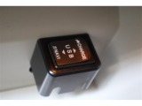 通信/給電用と給電用のUSBポートが装備されています。iPhoneやスマートフォンを繋いで音楽を再生したり、充電したり。車内にあると便利なアイテムのひとつですね!