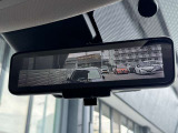 インテリジェントルームミラー☆後席に乗っている人や、大きな荷物を載せていると見にくくなりがちな後方視界。こちらは車両後方のカメラ映像をミラーに映すので、天候にも影響されないクリアな後方視界を実現☆
