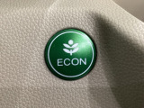 ECON モードをON にするとアクセルペダルの動きに対するエンジンの反応とエアコンの制御を切り換えることで、燃費のいい運転をするドライバーがペダルを踏んだ時と同じようにエンジンを制御します。