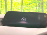 【8.8インチマツダコネクト】車内の雰囲気にマッチした大型のディスプレイ。スマホ接続でのナビ使用やBluetooth再生等、様々な機能が楽しめます。直感的なダイヤル操作が可能で、使い勝手も良好です。