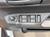 窓スイッチは使用感が出やすい所。文字消えや汚れ、オート機能・ロック操作の有無も確認◎。