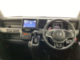 車内は光触媒抗菌消臭施工済です。インパネ周りはスタイリッシュなデザインで機能や装備も充実しています。グローブボックスやカップホルダーのほかにトレーなどたくさんの収納スペースが付いています。