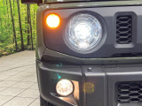 【LEDヘッドライト】悪天候や夜間走行時も良好な視界を確保し安心して運転できる高輝度LEDヘッドライトを装備!点灯速度が早く、消費電力も抑えられています。