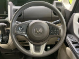 インテリアに合わせたデザインのステアリングは、運転される方のことも考え、運転しやすい形状、大きさです。是非一度、実際に触ってお確かめください。