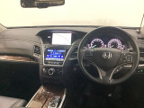 車内は光触媒抗菌消臭施工済です。インパネ周りはスタイリッシュなデザインです。グローブボックスやカップホルダーのほかにトレーなどたくさんの収納スペースが付いています。