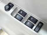 【電動格納ミラー】サイドミラーは電動格納式となっており、狭い駐車場でもキズがつくリスクを抑えられます。