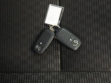 電子キーをポケットやカバンに入れているだけで、ドアの開錠・施錠が行えます。荷物を抱えていてもラクラク開閉です。エンジン始動も行えます。