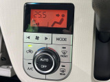 【オートエアコン】一度お好みの温度に設定すれば、車内の温度を検知し風量や温度を自動で調整。暑い&hellip;寒い&hellip;と何度もスイッチ操作をする必要はありません。快適な車内空間には必須の機能ですね♪