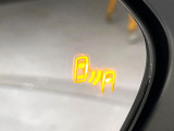 【ブラインドスポットモニター】走行中、ドアミラーの死角になりやすい箇所に後続車が接近するとサイドミラーのレンズに警告を表示!ドライバーに注意喚起をしてくれます。