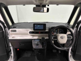 明るいコーディネートカラーに包まれた運転席空間。フロントガラス面積や位置取りが良く、Aピラーの内装色や形状にこだわることで前方・右前・左前方向の視認性がいいですよ!