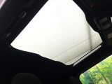 【ガラスルーフ】ガラスルーフ搭載で車内の解放感が一気にアップ!開放的なドライブをお楽しみいただけます。