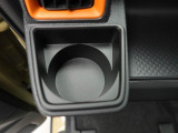 カップホルダーは運転席や助手席からちょうど手の届く位置です!!