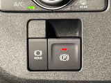指先だけで簡単に操作が可能な電動パーキングブレーキを採用。「HOLD」スイッチを押すと、渋滞や信号待ちなどでブレーキペダルから足を離しても、ブレーキを保持するので安心です