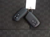 電子キーをポケットやカバンに入れているだけで、ドアの開錠・施錠が行えます。荷物を抱えていてもラクラク開閉です。エンジン始動も行えます。