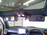 運転席・助手席ともにサンバイザー内側に鏡がついております。センターにはサングラスを収納できるスペースがございます。