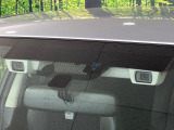 【アイサイトVer3】前方の車両等を検知し、衝突しそうな時は警報で注意を促し、ブレーキを踏む力をサポート。ブレーキを踏めなかった場合は衝突被害軽減ブレーキが作動、衝突回避をサポートします。