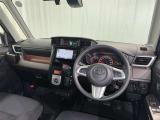 運転席まわりです。 各操作スイッチは使いやすい位置に配置されてます。