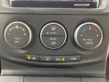 【オートエアコン】一度お好みの温度に設定すれば、車内の温度を検知し風量や温度を自動で調整。暑い&hellip;寒い&hellip;と何度もスイッチ操作をする必要はありません。快適な車内空間には必須の機能ですね♪