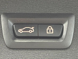 ●電動リアゲート:ワンタッチでリアゲートの開閉ができ、荷物などで両手が塞がっている状態でも簡単に開閉ができる便利機能です。
