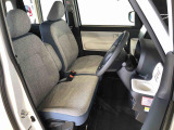 運転席の座面高さを調整できるシートリフターが付いています。フロントシートはベンチシートを採用で、座面も広く使い勝手もいいですよ♪