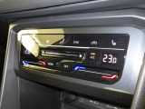 タッチコントロール式3ゾーンフルオートエアコンパネル。運転席、助手席それぞれ独立して温度管理が可能です。花粉やダストを除去するフレッシュエアフィルターも装備され、クリーンな室内環境を保ちます。