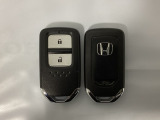 スマートキーを装備しています。鍵を差し込むことなくドアロックの開け閉めと、スタートボタン操作でのエンジンスタートができます。スペアキーも同じものを用意しております。