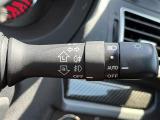 【オートライト(AUTO)】外の明るさをシステムが感知して、自動でヘッドライトが点灯します。ヘッドライトをつけ忘れを防ぐ便利機能です。