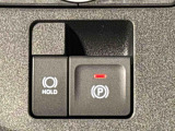 指先だけで簡単に操作が可能な電動パーキングブレーキを採用。「HOLD」スイッチを押すと、渋滞や信号待ちなどでブレーキペダルから足を離しても、ブレーキを保持するので安心です