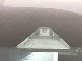 【エマージェンシーブレーキ】走行中に前方の車両等を認識し、衝突しそうな時は警報とブレーキで衝突回避と被害軽減をアシスト。より安全にドライブをお楽しみいただけます。