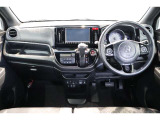 操作性に優れた運転席となります!小物入れや各ボタンの配置にこだわり、使いやすいです!座り心地もよく視認性も良好なのでロングドライブもお任せ下さい!