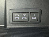 充電用USB端子付き。スマートフォンなどの充電に便利です。