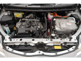 エンジンルームの樹脂部分は丁寧に磨いてツヤをだしています。当社の中古車のエンジンルームクリーニングはとても自信があります★