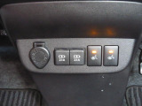 運転席・助手席シートヒーター付です。寒い日のお出かけも楽しくなります。USB電源ソケットが2口あるので2人分のスマートフォンやタブレットも同時に充電できるのが嬉しいです。
