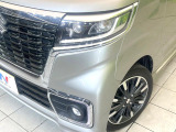 【LEDヘッドライト】悪天候や夜間走行時も良好な視界を確保し安心して運転できる高輝度LEDヘッドライトを装備!点灯速度が早く、消費電力も抑えられています。