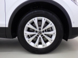 純正17インチアルミホイール:輸入車ならではの卓越した走りを支えるホイールと足回りです!日本車の走りに慣れている方にもぜひ体感して頂きたい程高いレベルでまとまっています。