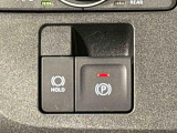 指先だけで簡単に操作が可能な電動パーキングブレーキを採用。「HOLD」スイッチを押すと、渋滞や信号待ちなどでブレーキペダルから足を離しても、ブレーキを保持するので安心です