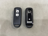 スマートキーを装備しています。鍵を差し込むことなくドアロックの開け閉めと、スタートボタン操作でのエンジンスタートができます。スペアキーも同じものを用意しております。
