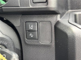 【レーンディパーチャーアラート(LDA)】クルマが車線または走路から逸脱する可能性がある場合に、ブザーまたはハンドルの振動により注意をうながします。機能には限界があるためご注意ください。