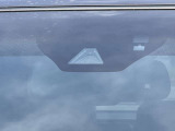 【プリクラッシュセーフティ】前方の車両等を検知し、衝突しそうな時は警報で注意を促し、ブレーキを踏む力をサポート。ブレーキを踏めなかった場合は衝突被害軽減ブレーキが作動、衝突回避をサポートします。