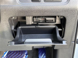 【ETC】有料道路を利用する際に料金所で停止することなく通過できる、ETC車載器(ノンストップ自動料金収受システム機器)が装備されています。セットアップを行うことで利用可能になります。
