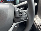 【クルーズコントロール】アクセル操作なしで一定速度を保つ機能。先行車との距離を自動調整する追従型が主流で、高速走行時の疲労を劇的に軽減します。長距離移動が多いお客様への商談では必須の快適装備です。