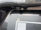 【バックカメラ】後退時に車両後方の映像をモニターに映す機能。目視できない死角を確認でき、衝突事故を防ぎます。駐車が苦手な方だけでなく全てのドライバーに必須の安全装備です。