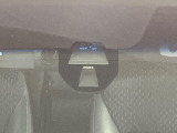 【シティブレーキアクティブシステム】低速走行中に前方の車両等を認識し、衝突しそうな時は警報とブレーキで衝突回避と被害軽減をアシスト。より安全にドライブをお楽しみいただけます。