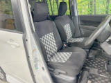 運転席まわりには十分なスペースがあり、大柄な方でもゆったり運転していただける環境です。