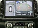 全周囲カメラで、クルマを上空から見下ろしているかのような映像を映し出します。周囲の状況がひと目でわかります!
