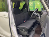 運転席まわりには十分なスペースがあり、大柄な方でもゆったり運転していただける環境です。