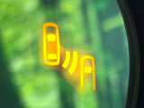 【ブラインドスポットモニター】走行中、ドアミラーの死角になりやすい箇所に後続車が接近するとサイドミラーのレンズに警告を表示!ドライバーに注意喚起をしてくれます。