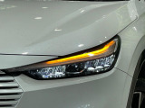 【LEDヘッドライト】悪天候や夜間走行時も良好な視界を確保し安心して運転できる高輝度LEDヘッドライトを装備!点灯速度が早く、消費電力も抑えられています。