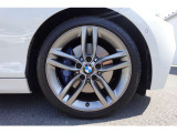 【BMWアロイホイール】軽量かつ強度に拘ったアロイホイール。走行性能ポテンシャルを引き出す設計。タイヤのサイドウォールが強化されたランフラットタイヤは、パンク時にタイヤがつぶれてもリムから外れません。