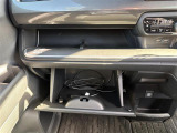 【グローブボックス】大容量のグローブボックスです!!車検証ケース他、日頃使う小物類の収納スペースもたくさんあります!